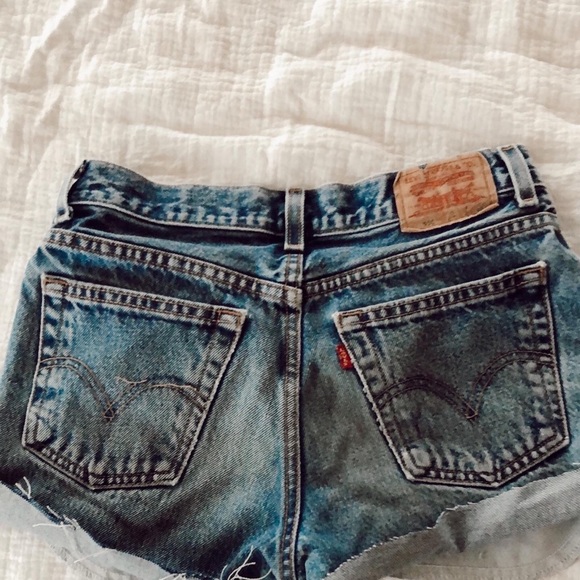 Vintage Levi shorts - Picture 2 of 4